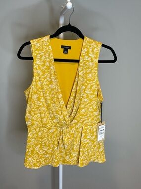 Halogen Yellow Floral Sleeveless Twist- Front Detail Peplum Camisole - Medium